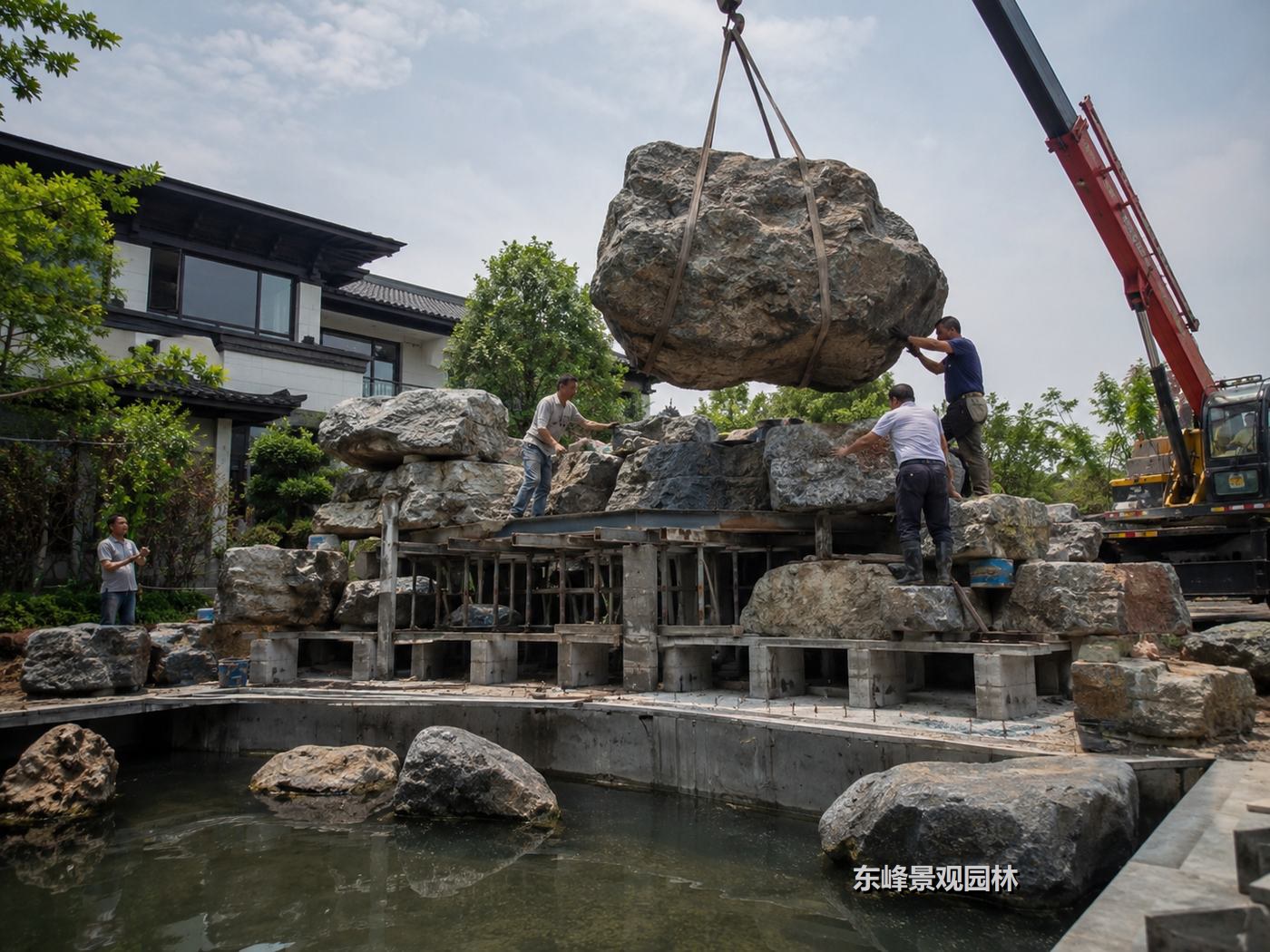 图5 假山最显眼的是山体本身,真正决定稳定性的却常常藏在石材下面的支承和基础里。