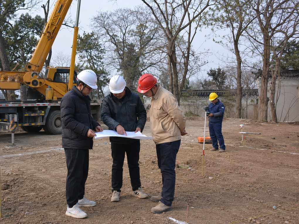大型假山为什么必须提前考虑吊装？从场地、吊车到石材进场讲清楚
