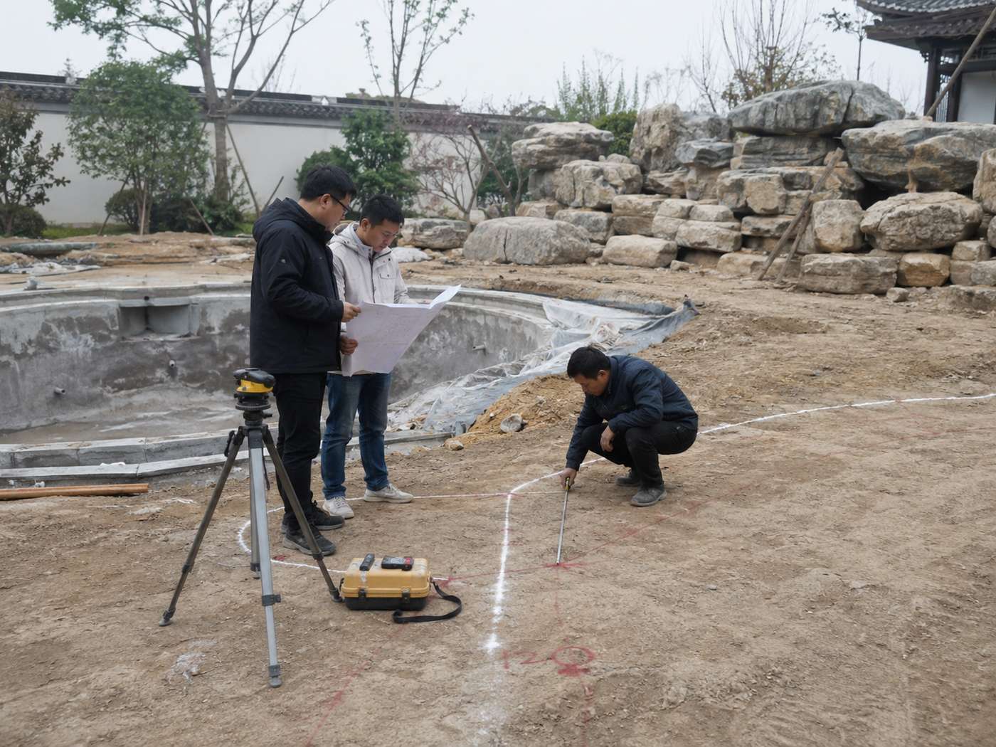 大型假山为什么必须先做基础承载判断？从主峰石、地基到池体结构讲清楚