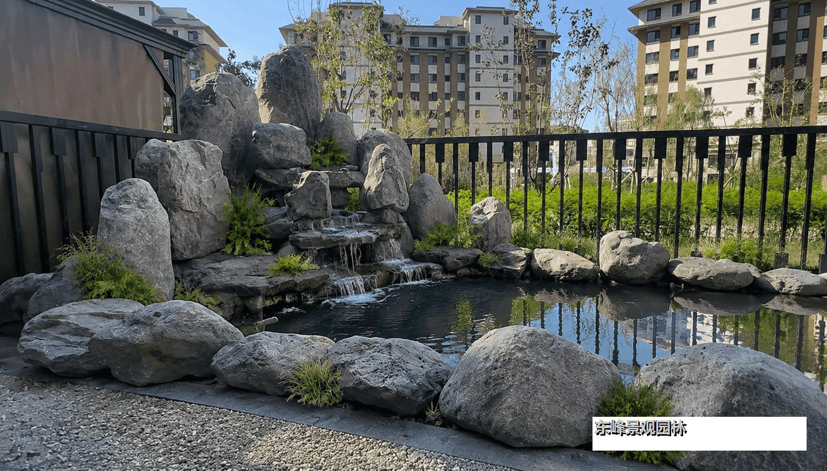 新疆阿克苏25㎡鱼池泰山石假山施工案例