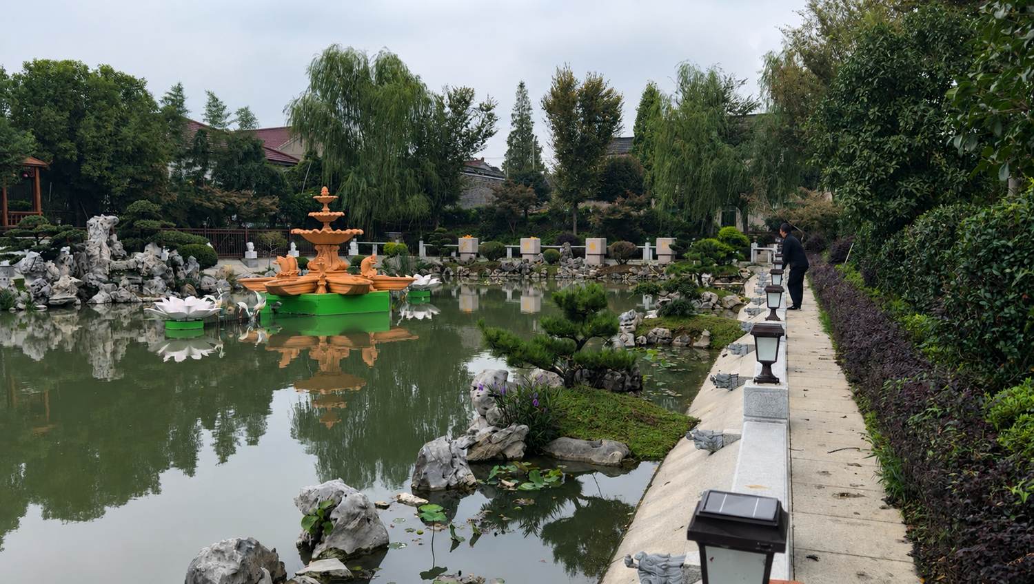 江苏镇江庆丰电子厂太湖石假山与驳岸实景